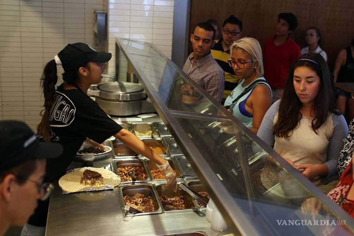 Mexicanos que trabajan para restaurantes de EU viven como indigentes, los maltratan, les pagan lo que quieren…