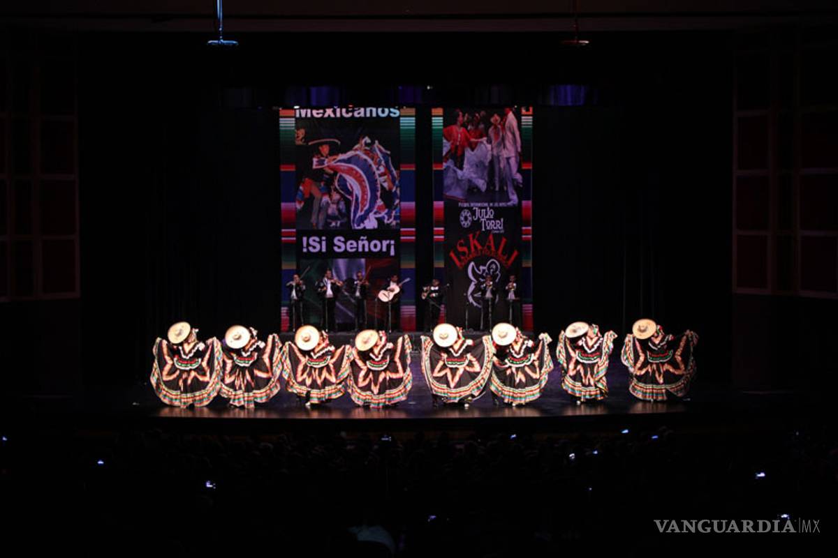 Una noche de fiesta, color y tradición con grupo folklorico Iskali