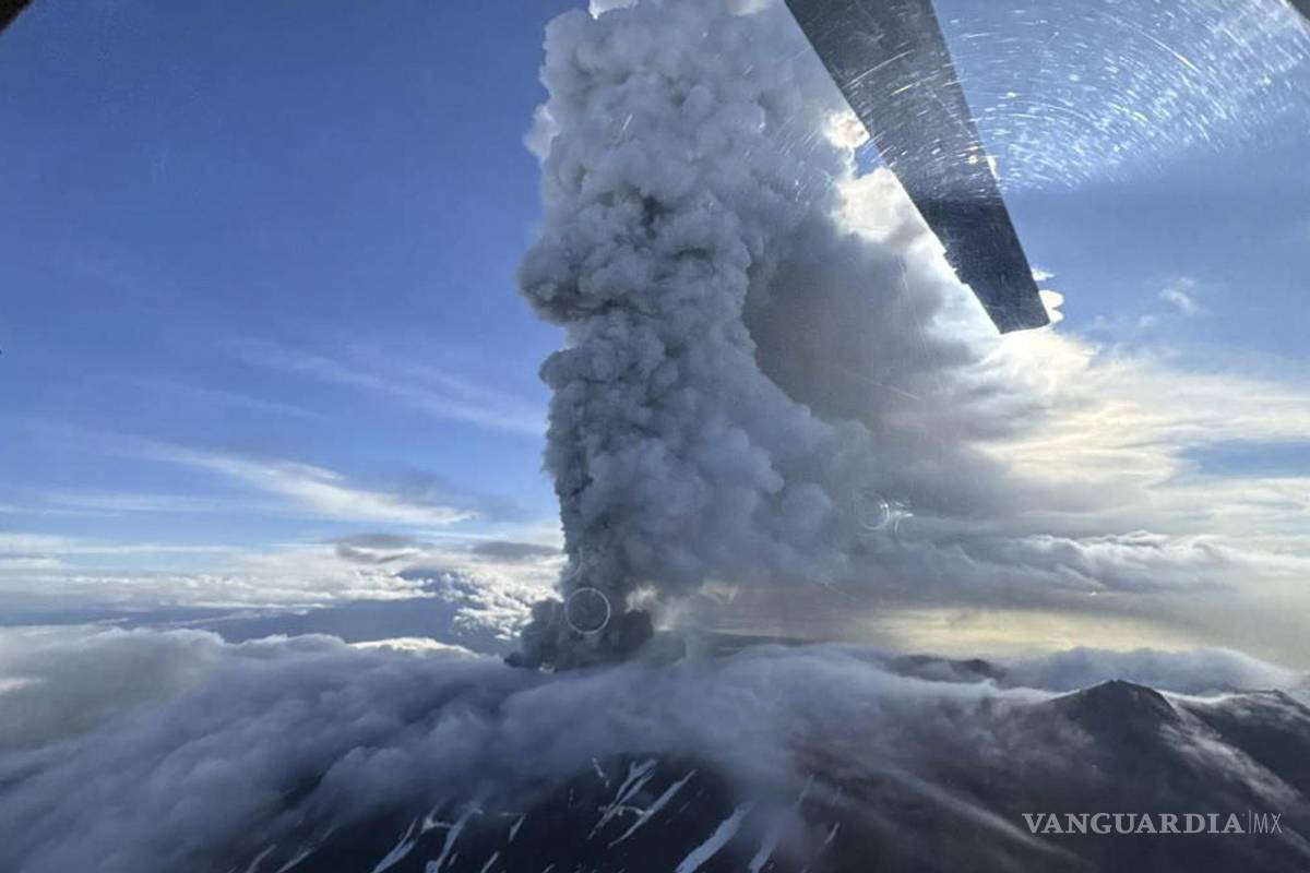 Volcán Krasheninnikov entra en erupción por primera vez en 475 años; registran réplica de 6.8 en Kamchatka