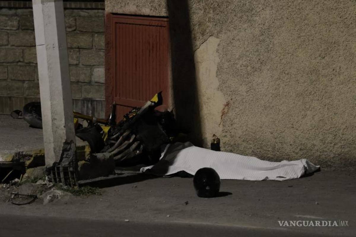 $!El cuerpo del joven motociclista fue trasladado al SEMEFO para realizar la necropsia.