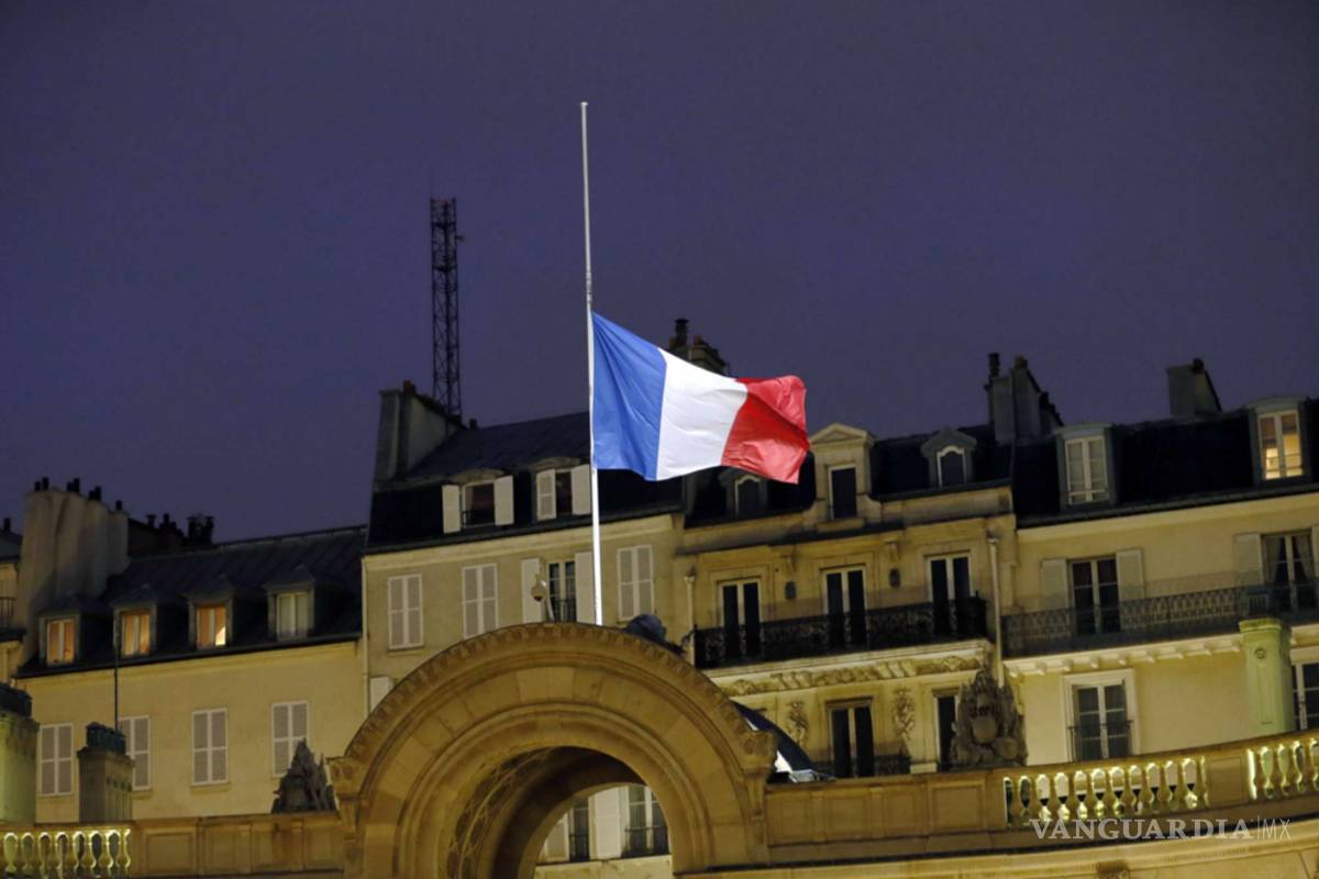 Francia inicia tres días de luto en memoria de fallecidos en atentados
