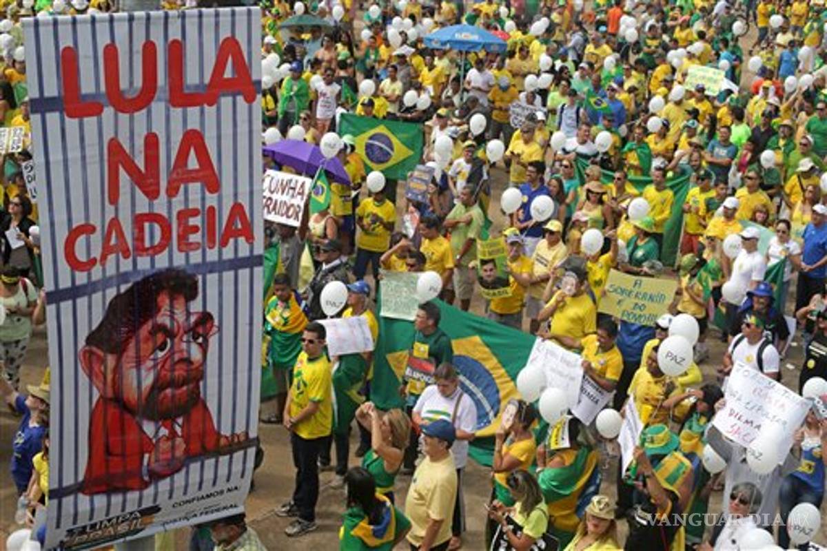 Brasileños protestan contra gobierno de Rousseff