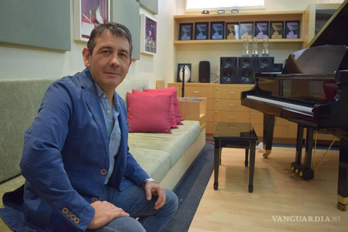 Promociona Plácido Domingo Jr. su disco de boleros con un dueto con su padre