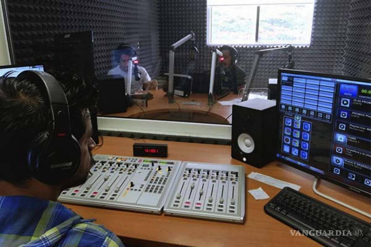 $!Algunos reporteros quedaron varados debido a que no pudieron regresar a sus casas debido a los deslaves; la emisora se convirtió en su “un refugio”.