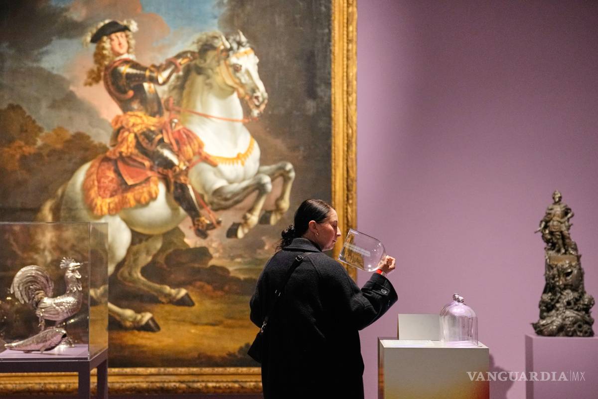 $!Una persona observa obras de arte en exposición durante Art Basel 2025 en el Grand Palais de París, Francia.