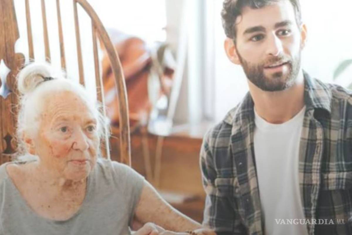 Adoptó a anciana enferma de leucemia para que no pasara sola sus últimos días