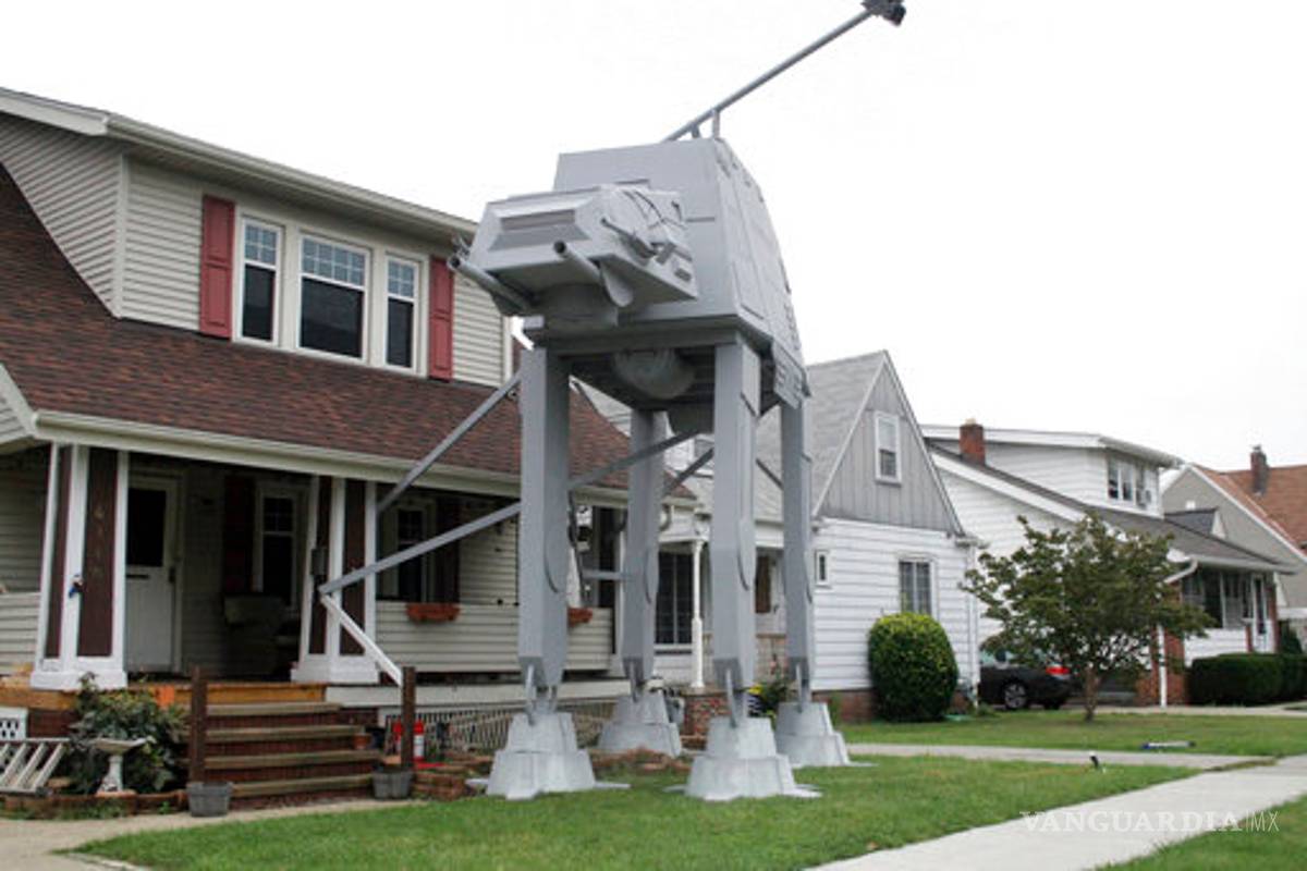 Vecino de Ohio replica en su jardín un transporte acorazado de "Star Wars"