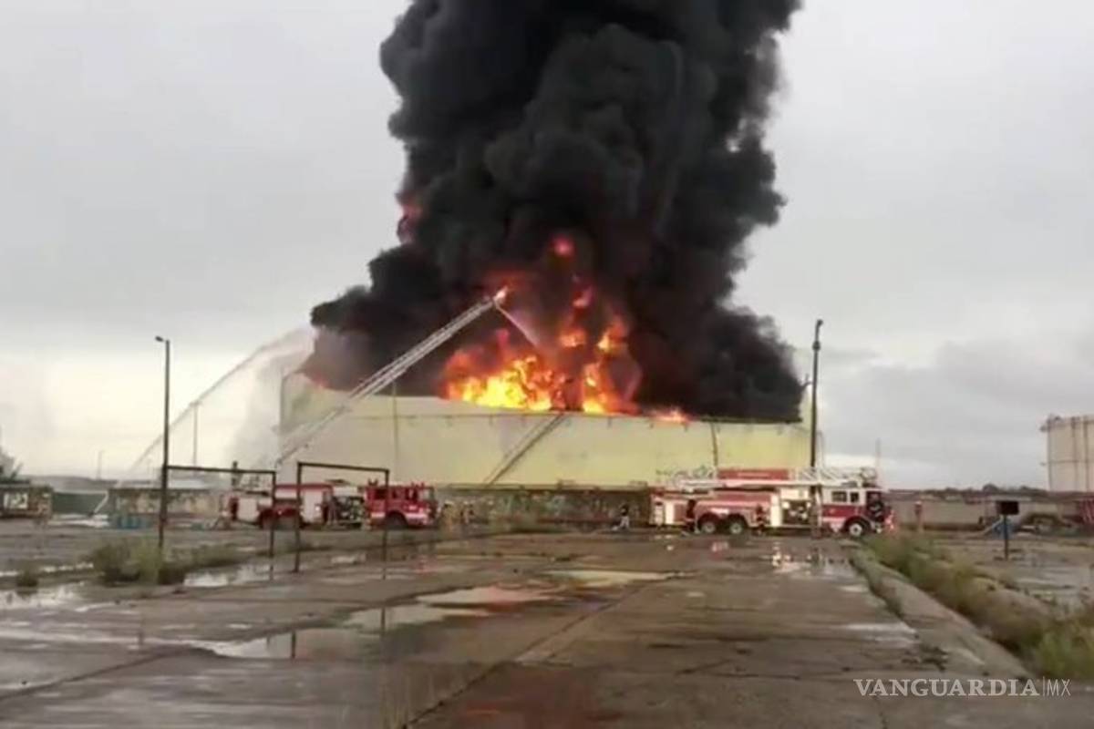 Tanque de combustible se incendia en el complejo Pajaritos de Pemex; no se reportan heridos