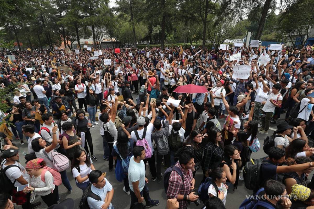 Universitarios marchan en CU contra el porrismo