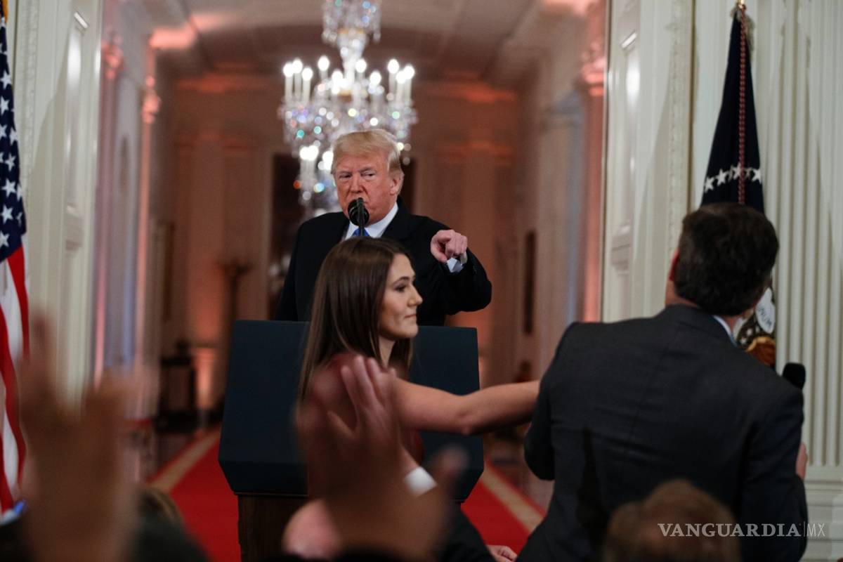 Demanda CNN a Trump por vetar el acceso a la Casa Blanca a su corresponsal