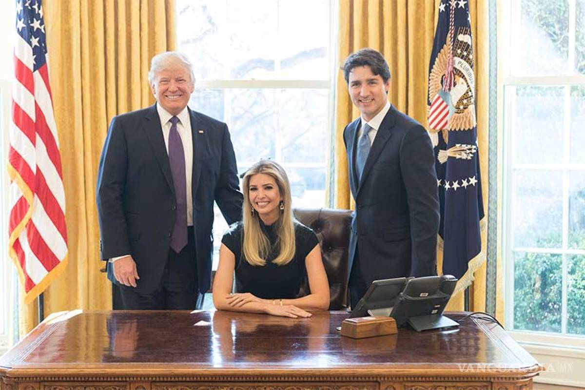 Critican a Ivanka Trump por sentarse en la silla presidencial de los EU