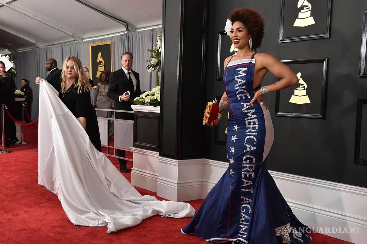 Cantante lleva el 'Make America Great Again' de Trump en su vestido a los Grammy