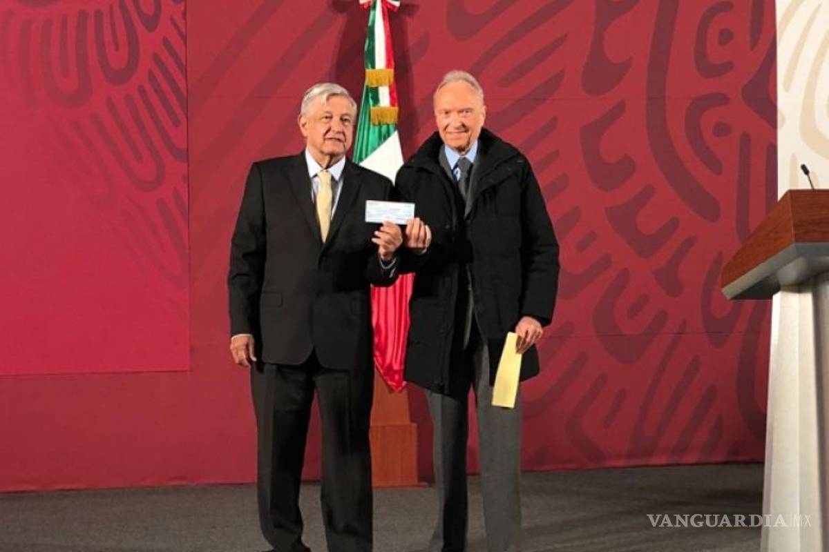 Gertz Manero entrega cheque por 2 mmdp recuperados por combate a la corrupción