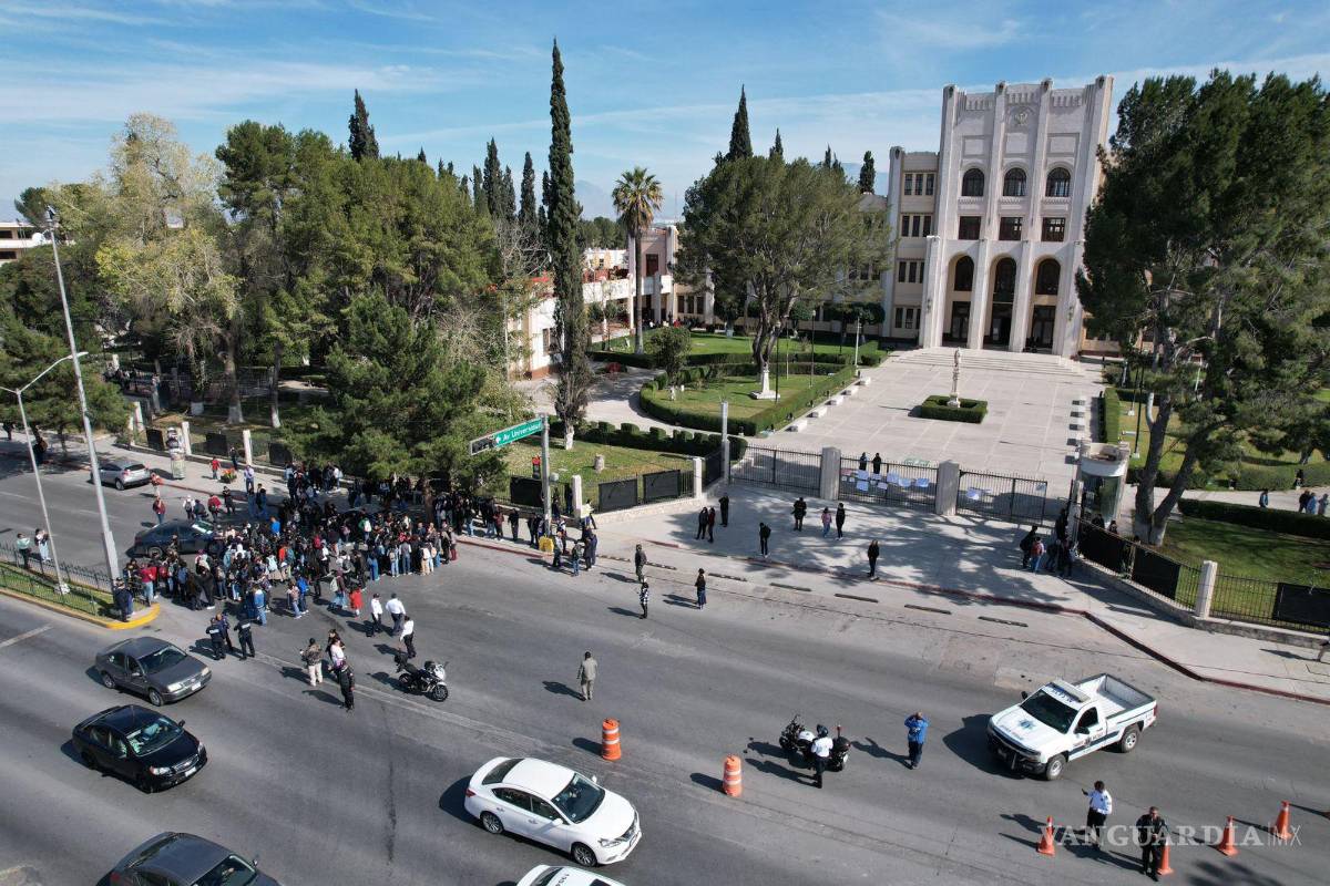 Saltillo: Bloquean estudiantes de la UAdeC bulevar Venustiano Carranza