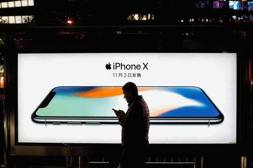 $!En china las personas hacen largas filas para comprar el iPhone X