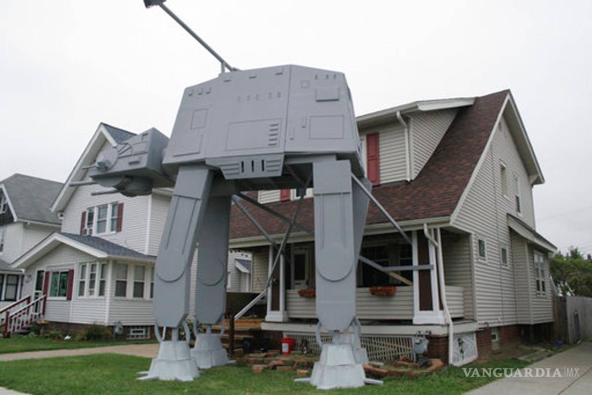 $!Vecino de Ohio replica en su jardín un transporte acorazado de "Star Wars"
