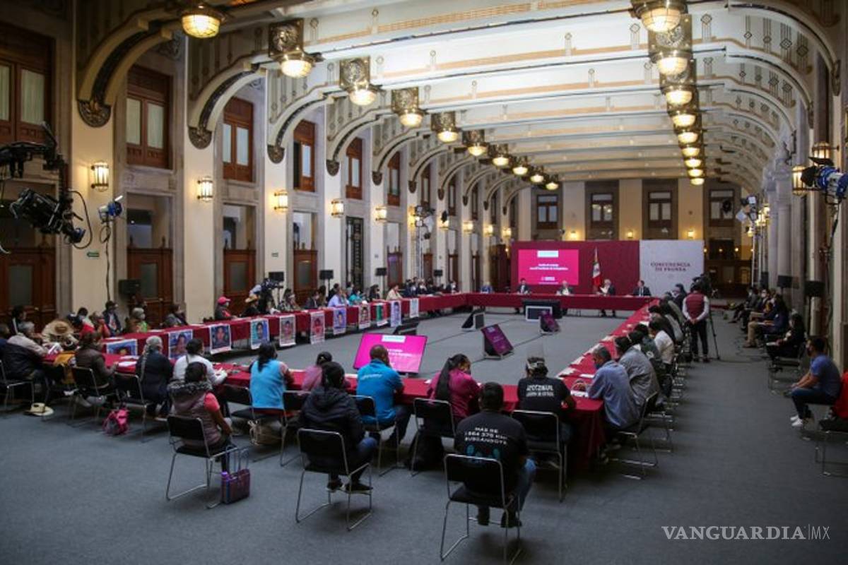 &quot;No claudicaremos en caso Ayotzinapa&quot;, asegura AMLO a madres y padres de desaparecidos