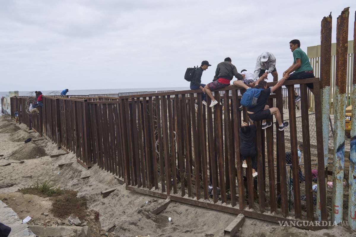 ¡Hacen todo lo posible! Migrantes tratan cruzar a EU con diversas opciones