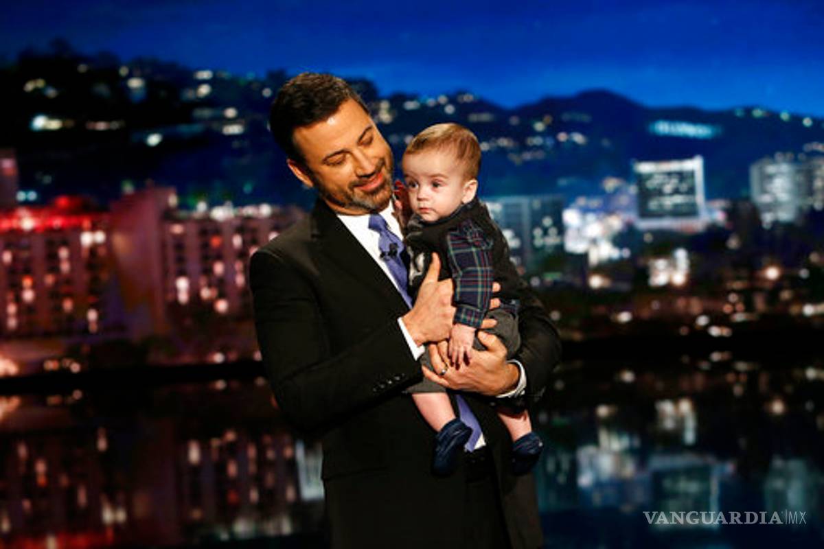 Con su hijo en brazos Jimmy Kimmel pide seguro para niños