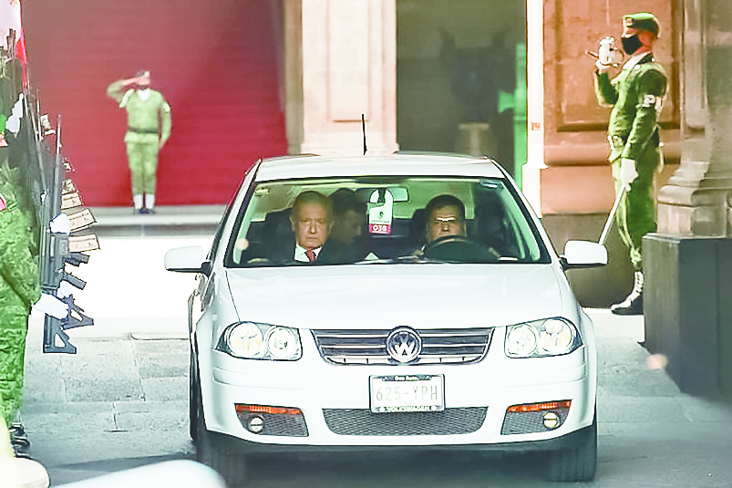 Jetta de AMLO se pasa el rojo y viola reglamento