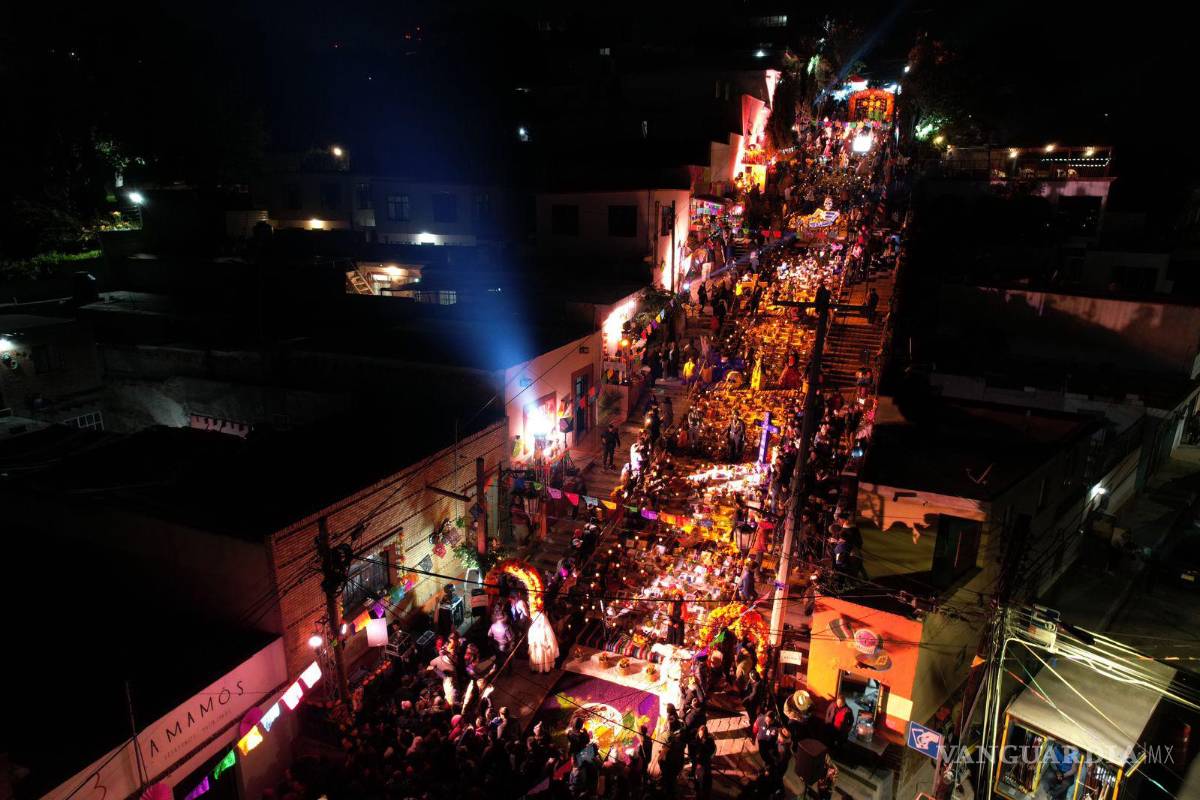Inauguran tradicional y colorido altar monumental en el barrio de Santa Anita