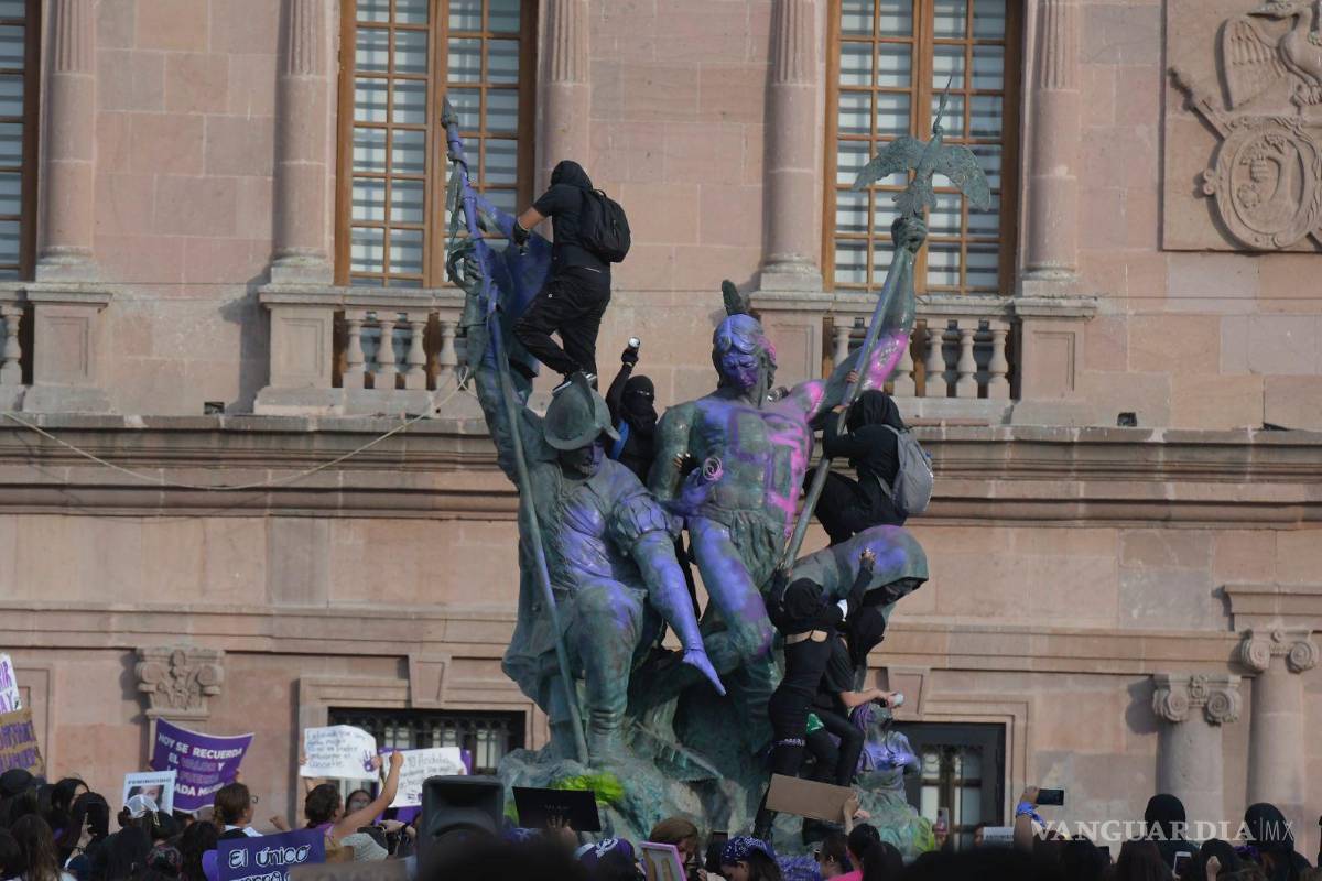 $!El monumento de la Plaza Nueva Tlaxcala conoció las consignas feministas.