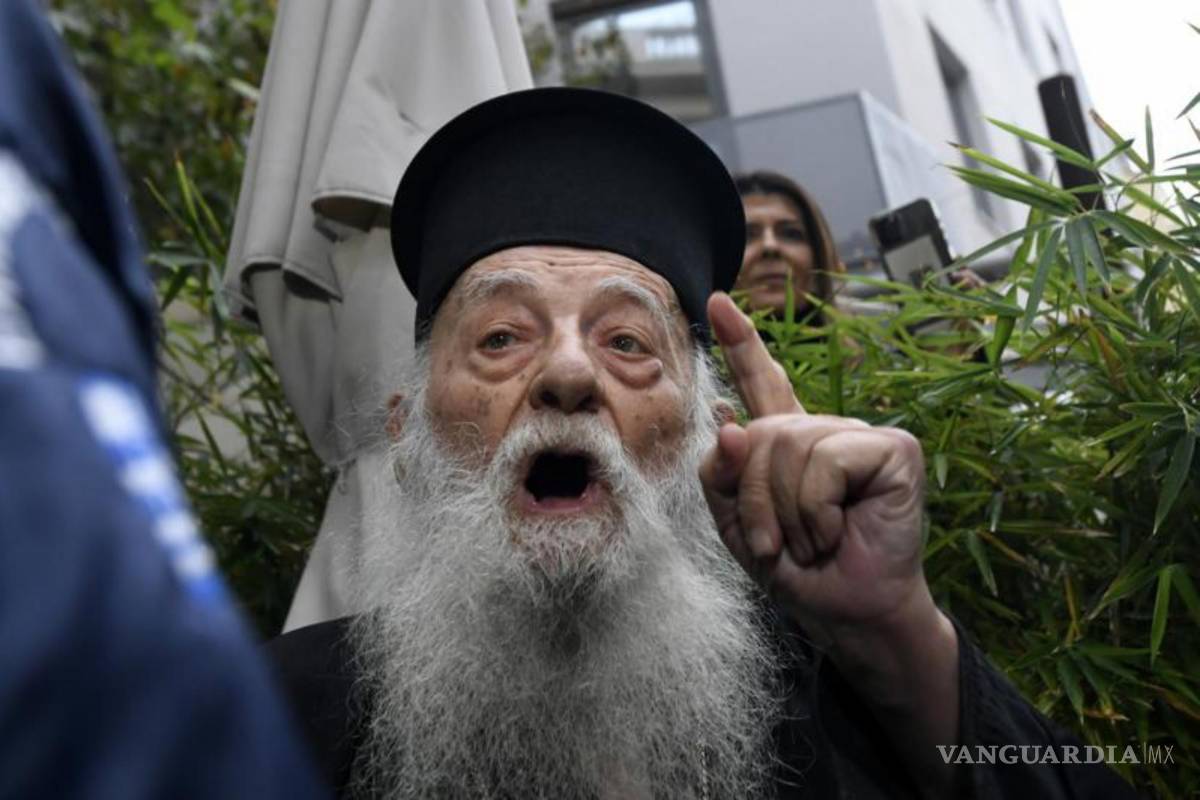 Sacerdote ortodoxo llama “hereje” al papa Francisco en Atenas