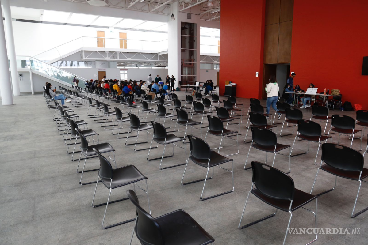 En Saltillo módulos vacunación vacíos, en Ramos Arizpe filas rodean dos manzanas a la redonda