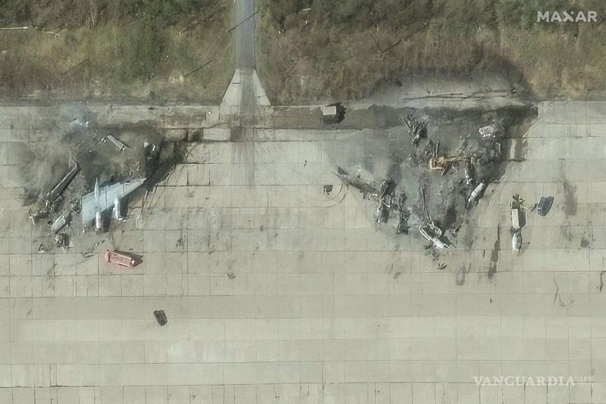 $!Imagen satelital que muestra aviones Tupolev Tu-95 destruidos luego de una serie de ataques con drones ucranianos en la base aérea Olenya en Rusia.