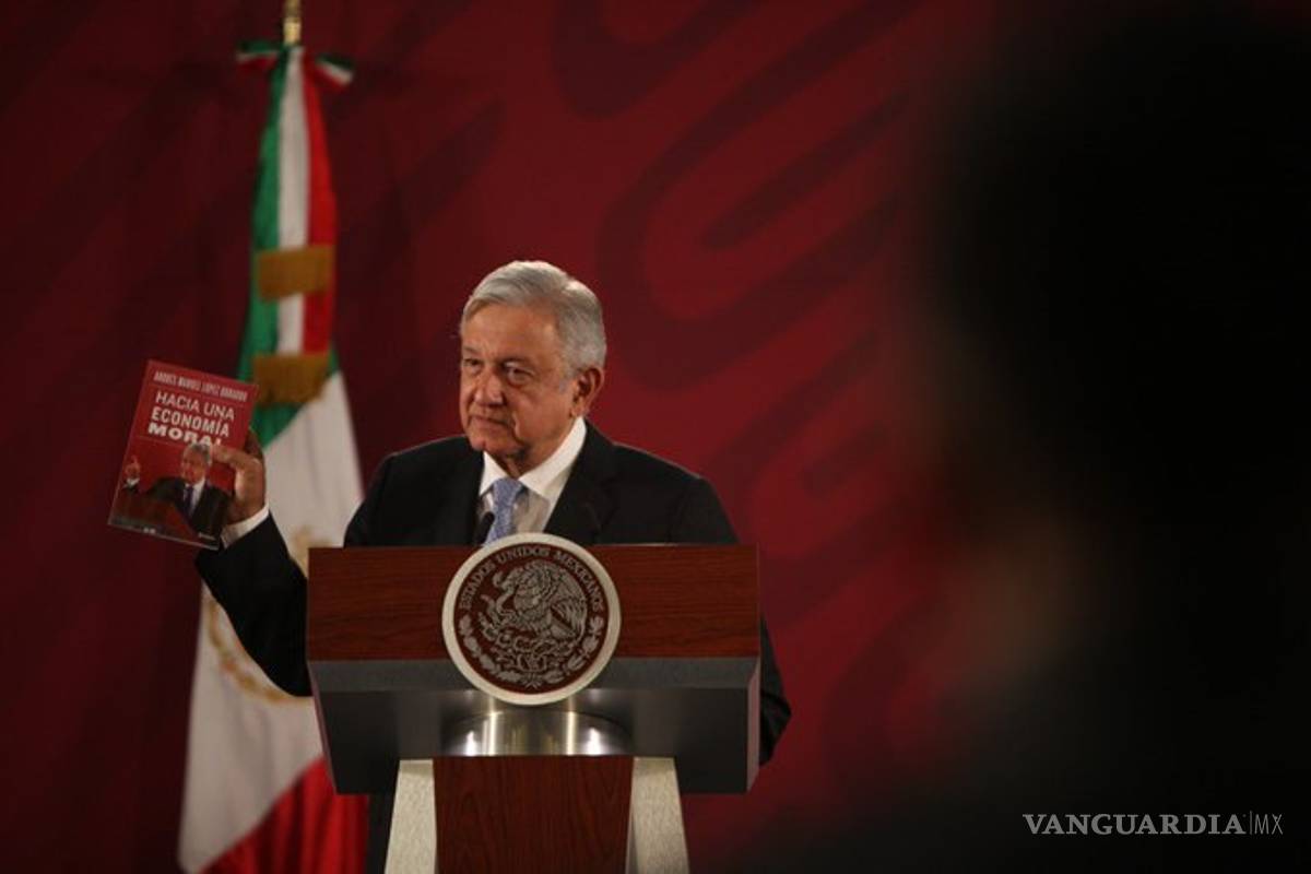 De Salinas a Peña Nieto la política social era para comprar votos, dice AMLO en su libro
