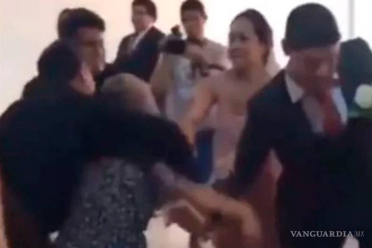 Mujer entra gritando ¡te amo! a boda para impedirla, también golpea a la novia