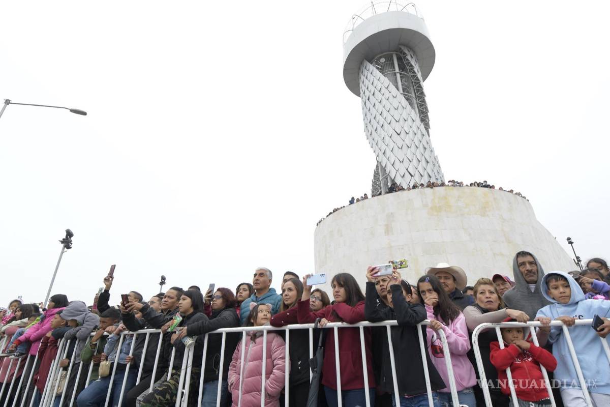 $!Los asistentes tomaron fotografías y videos durante la representación del viacrucis.