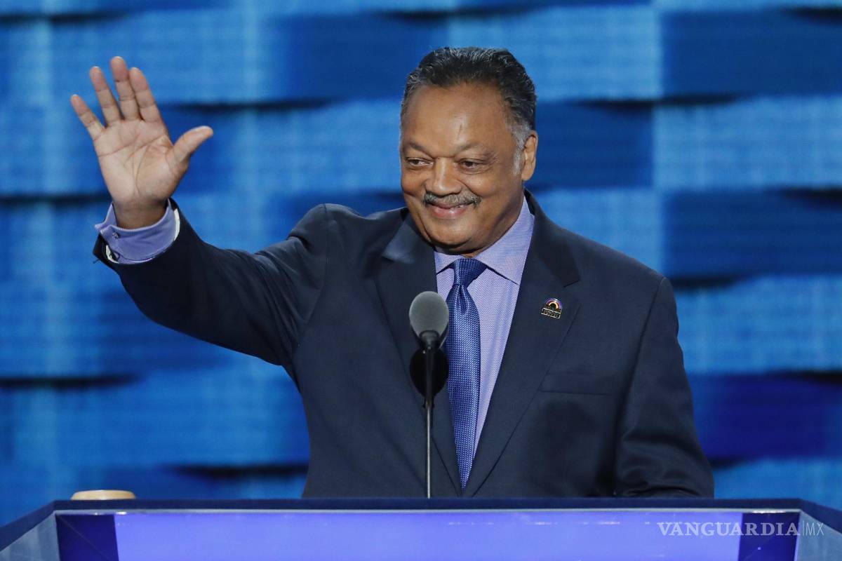 $!El reverendo Jesse Jackson saluda mientras sube al podio durante el tercer día de la Convención Nacional Demócrata en Filadelfia, el 27 de julio de 2016.