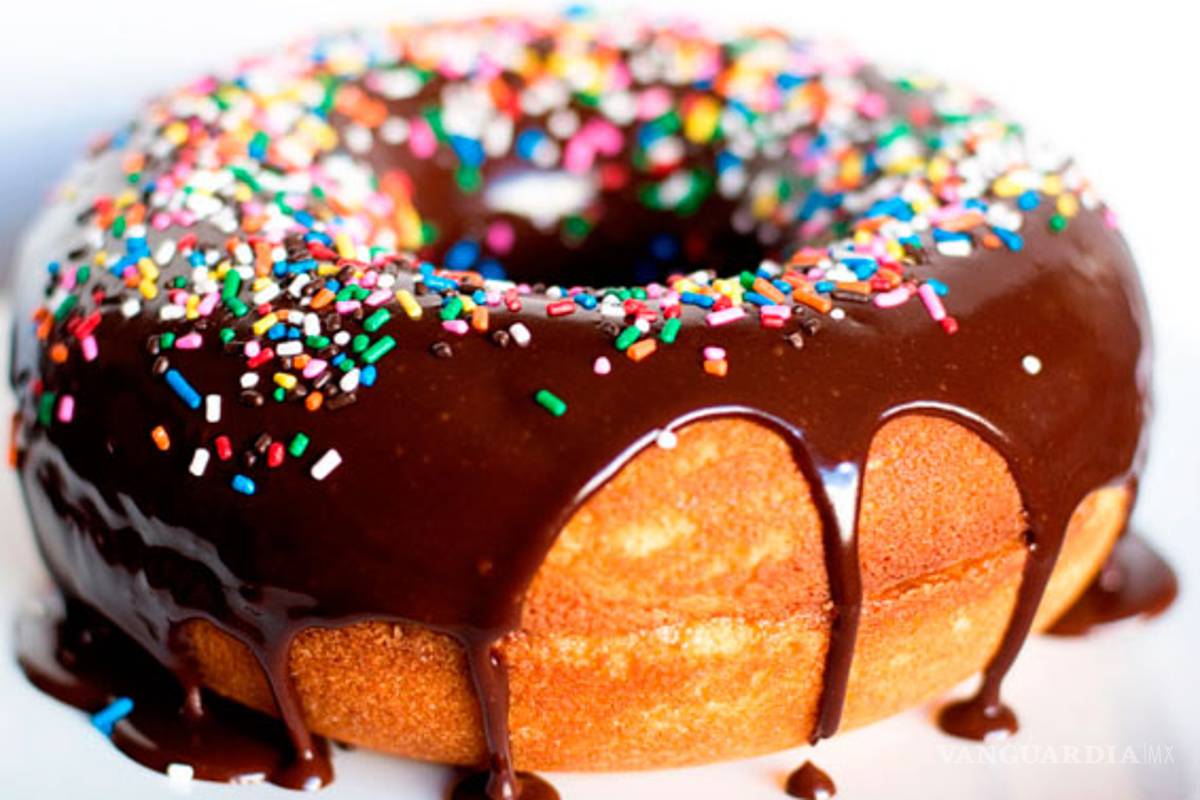 Murió por intentar comer una dona gigante