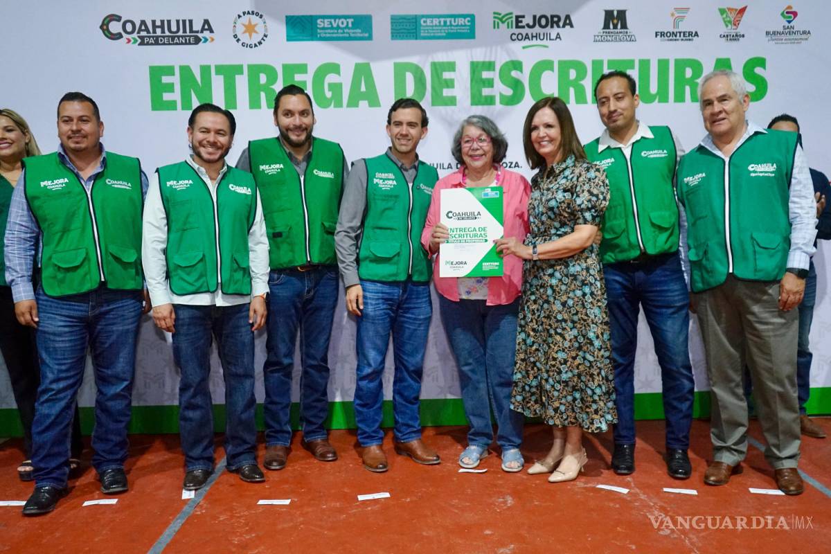 $!Autoridades estatales y municipales entregaron escrituras a familias que ahora cuentan con seguridad patrimonial.