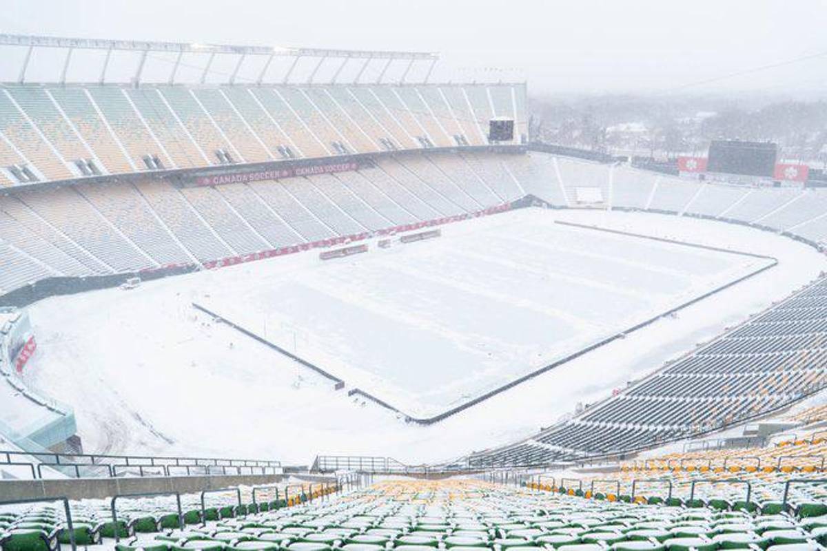 ¡Bajo la nieve! así está la cancha para Canadá vs México, le bautizan como “Iceteca”