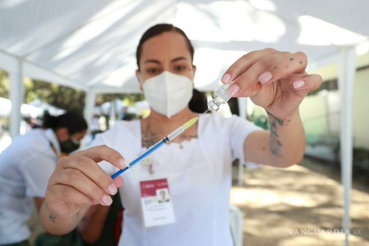AMLO promete vacunar a todos los adultos mayores para marzo