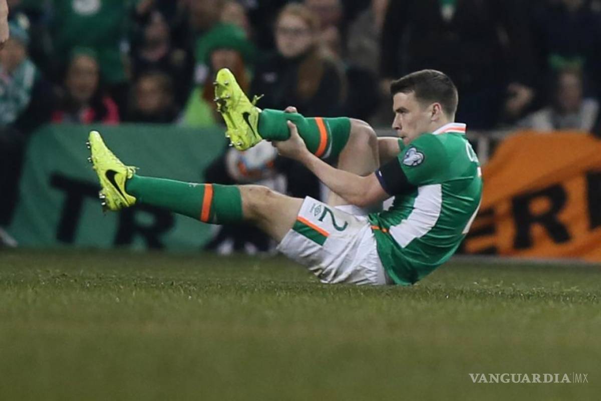 ¡Brutal entrada!, Neil Taylor le rompe la pierda a Seamos Coleman