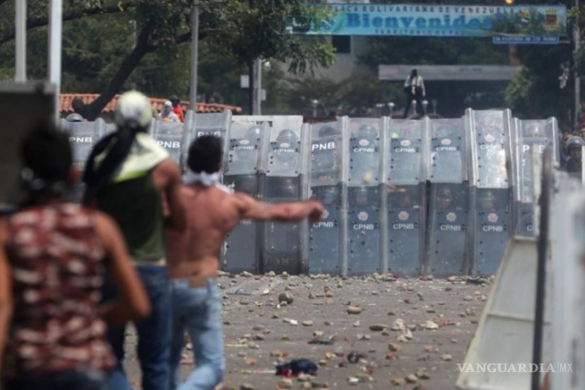 Centenares de venezolanos logran romper bloqueo y cruzan el puente internacional Simón Bolívar para llegar a Colombia