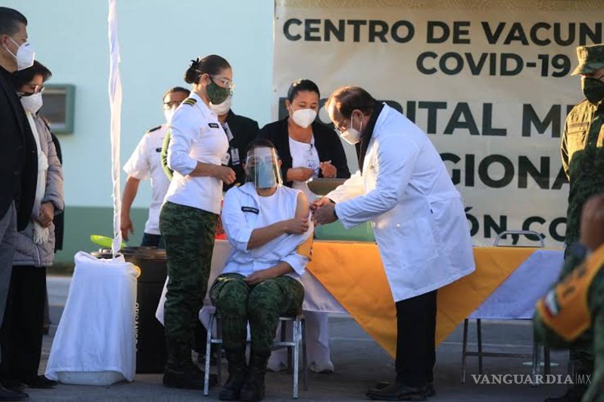 Denuncian presunta aplicación de vacunas a secretarias del IMSS en Torreón