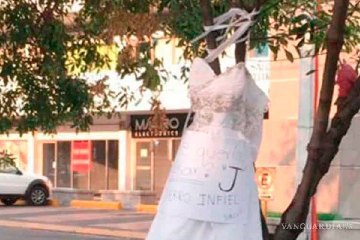 &quot;¿Te querías casar? perro infiel&quot;, exhiben infidelidad colgando vestido de novia