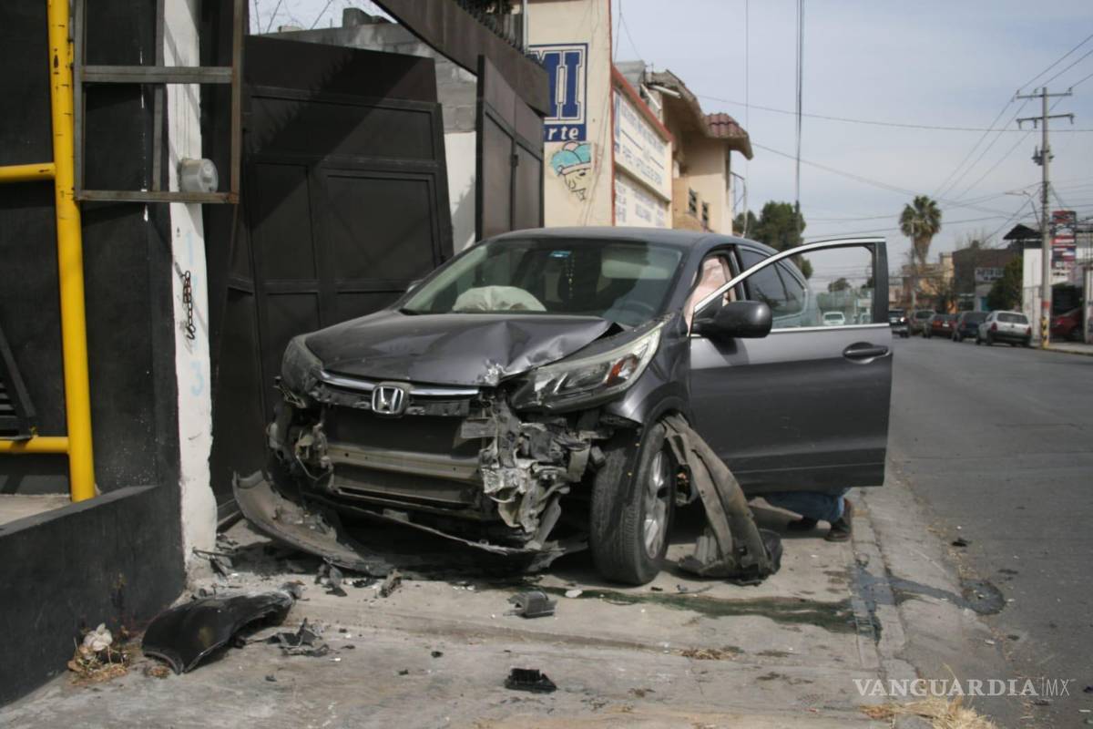 Camioneta transita a exceso de velocidad, le quitan derecho de paso y choca en Saltillo