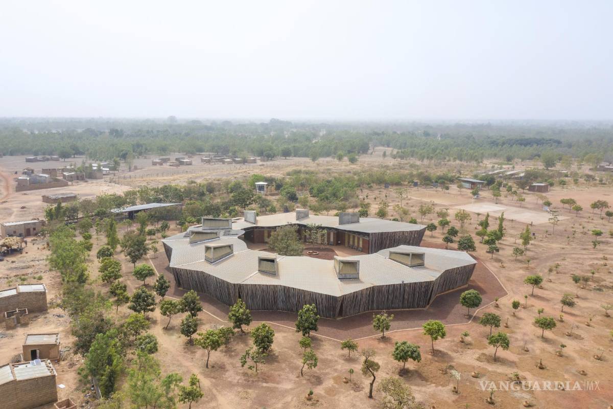 $!En esta imagen difundida por el Premio Pritzker, el Lycée Schorge en Burkina Faso, creado por el arquitecto Diébédo Francis Kéré.AP/Francis Kéré