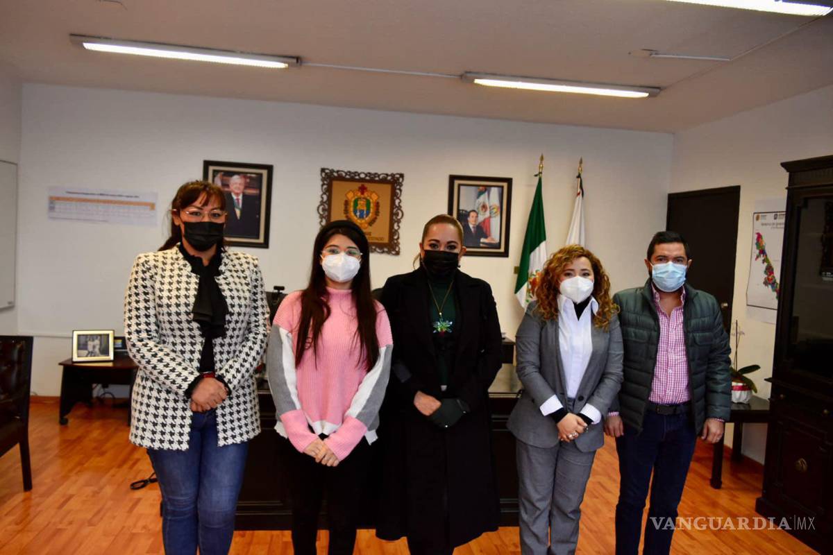 $!Perla Romero con la secretaria del trabajo.