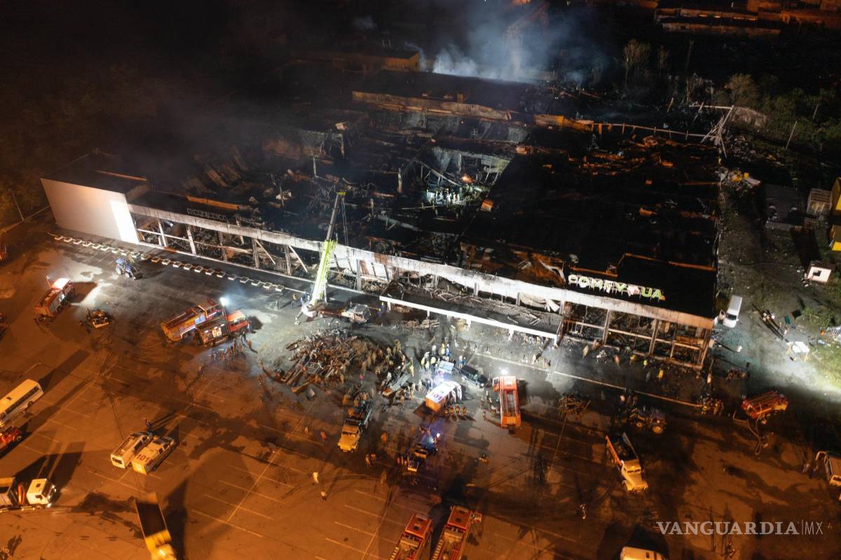 Rescatistas buscan víctimas en centro comercial ucraniano bombardeado por Rusia