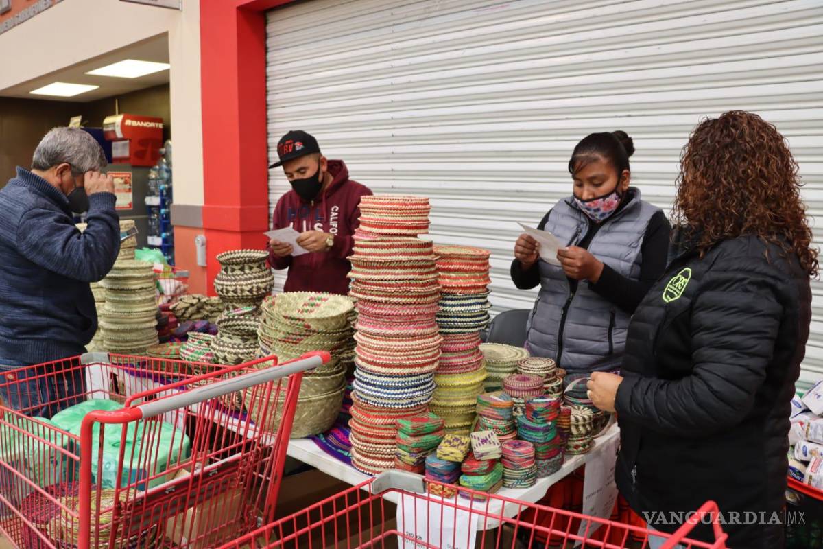 Mujeres Rarámuris viajan más de mil kilómetros a Saltillo para realizar trueques