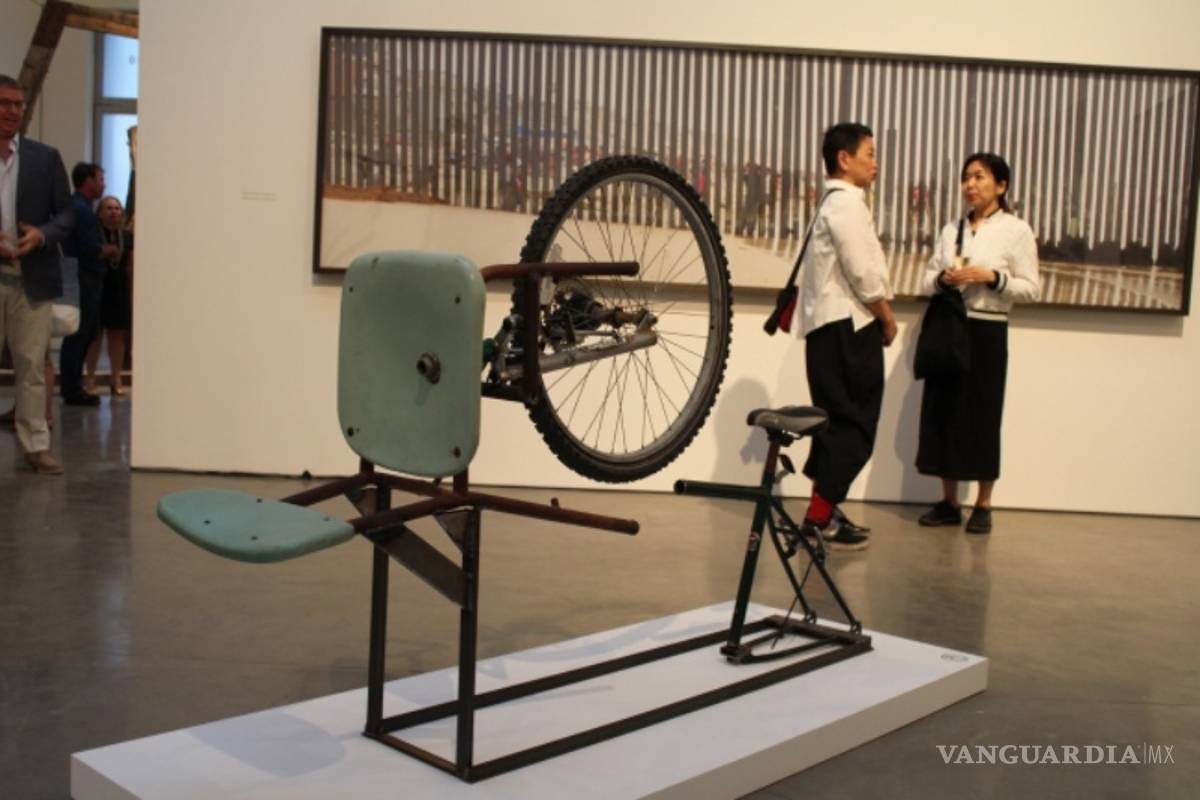 Exhiben en Nueva York esculturas creadas con objetos de migrantes