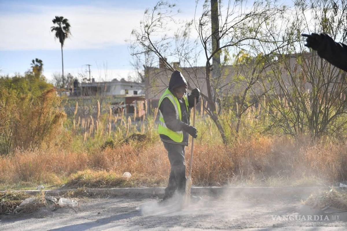 Llega a Granjas del Río ‘ola monclovense’, retiran maleza para prevenir incendios
