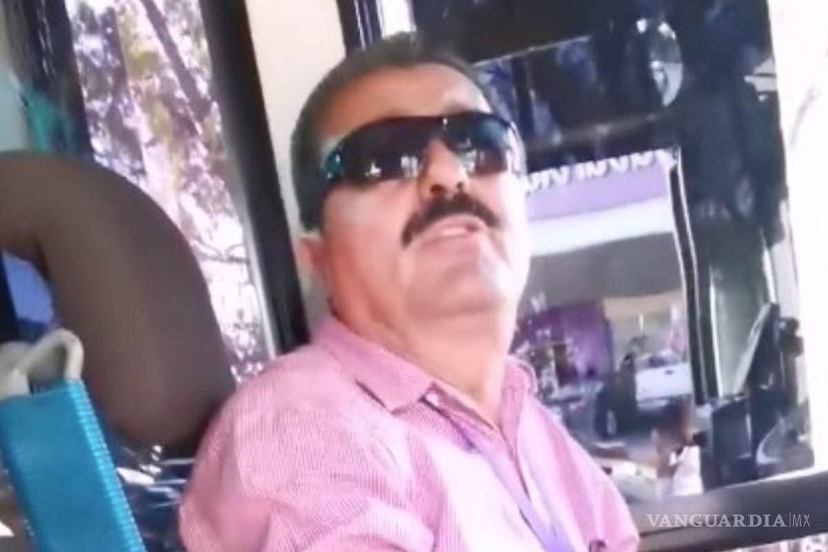 “Aquí no pueden irse besando” chofer baja de camión a pareja gay por besarse