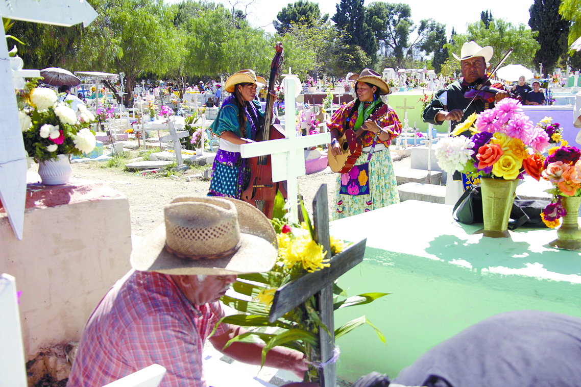Viven saltillenses la fiesta de los muertos